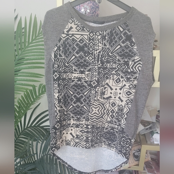 Quinn Geometric Black, Grey and Cream Short Sleeve Top - Women's Size Small - Picture 4 of 6